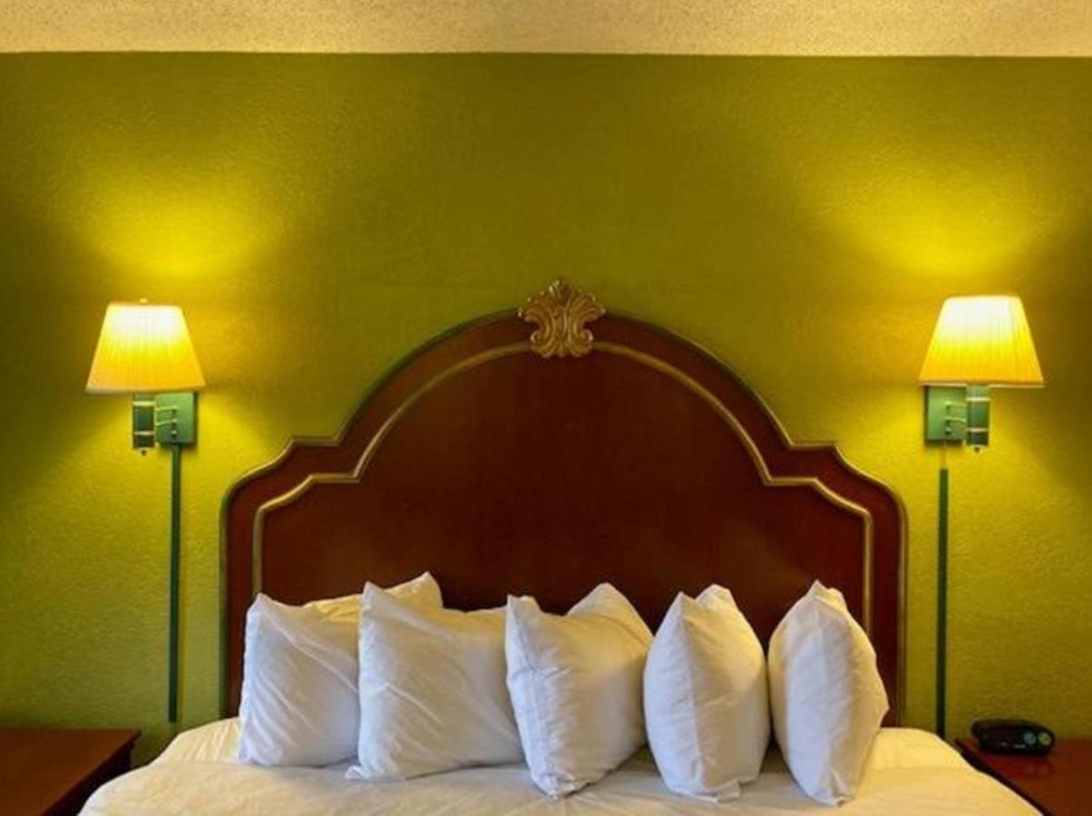 Travelodge By Wyndham Sellersburg